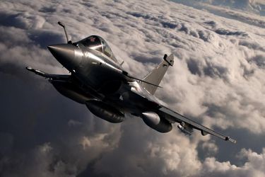 Un avion de chasse Rafale de l'armée de l'air française survole les côtes sud-ouest de la France le 26 septembre 2025, dans le cadre des exercices nationaux interalliés et interarmées Volfa 2025.
