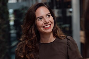 Sarah Knafo, 32 ans, considère que Paris est mûre pour basculer à droite.