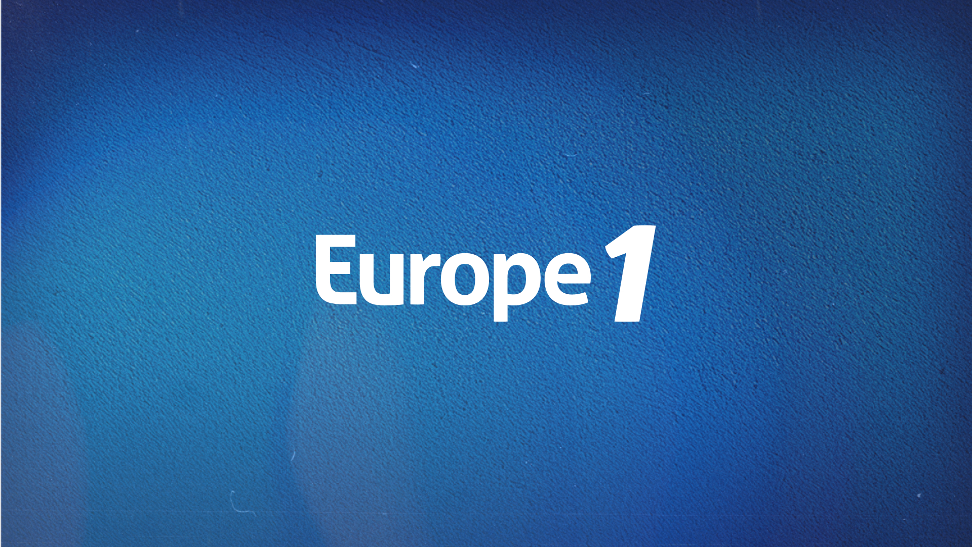 Les députés européens Nicolas Bay et Marion Maréchal devant la statue de Jeanne d'Arc au Palais du Vatican.