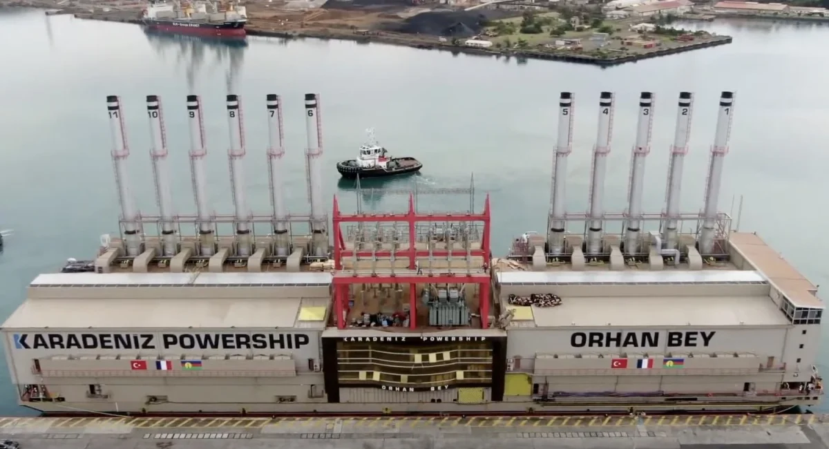 La centrale flottante Karadeniz Powership Orhan Bey amarrée à Doniambo, vue du ciel