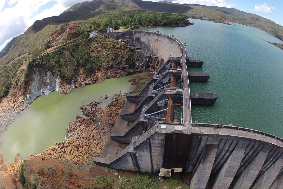 Le barrage hydroélectrique de Yaté et son lac de retenue, en Nouvelle-Calédonie